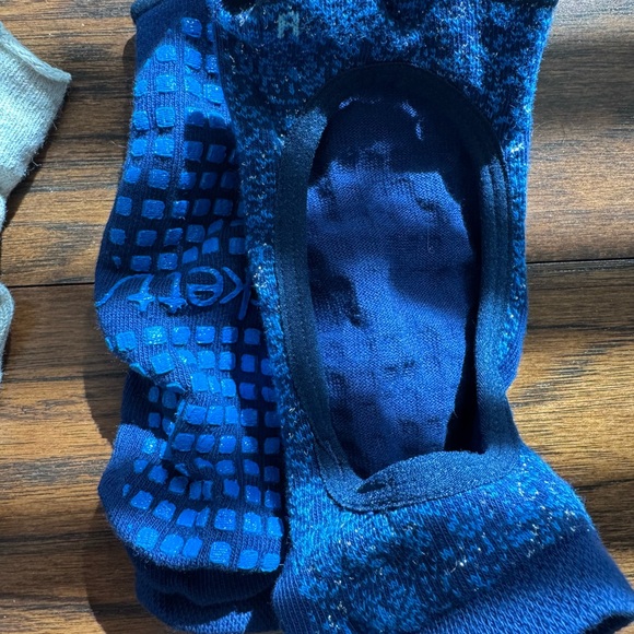 LOT - 4 pairs Pilates / Barre / Yoga socks - ToeSox and Tuckett - Picture 5 of 5